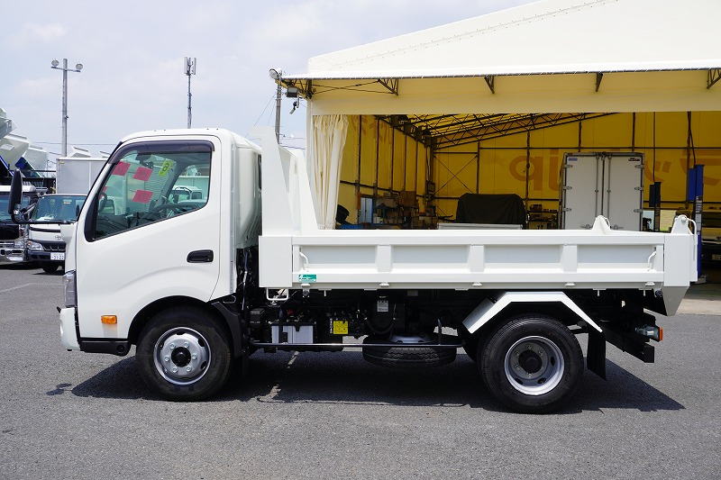 （未使用）　デュトロ　「ワイド」　強化　ローダーダンプ　花見台製　三方開　積載３７００ｋｇ　ダンプピン　左電格ミラー　坂道発進補助　ルームミラー型バックカメラ　クリアランスソナー　ＬＥＤヘッドライト＆フォグランプ　衝突軽減ブレーキ　車線逸脱警報　寒冷地仕様　６速ＭＴ！車検「Ｒ８年７月まで！」1
