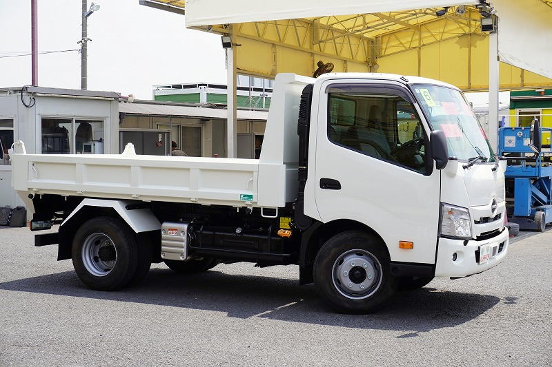 （未使用）　デュトロ　「ワイド」　強化　ローダーダンプ　花見台製　三方開　積載３７００ｋｇ　ダンプピン　左電格ミラー　坂道発進補助　ルームミラー型バックカメラ　クリアランスソナー　ＬＥＤヘッドライト＆フォグランプ　衝突軽減ブレーキ　車線逸脱警報　寒冷地仕様　６速ＭＴ！車検「Ｒ８年７月まで！」3