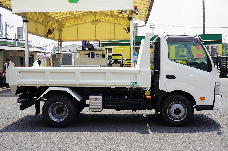 （未使用）　デュトロ　「ワイド」　強化　ローダーダンプ　花見台製　三方開　積載３７００ｋｇ　ダンプピン　左電格ミラー　坂道発進補助　ルームミラー型バックカメラ　クリアランスソナー　ＬＥＤヘッドライト＆フォグランプ　衝突軽減ブレーキ　車線逸脱警報　寒冷地仕様　６速ＭＴ！車検「Ｒ８年７月まで！」4