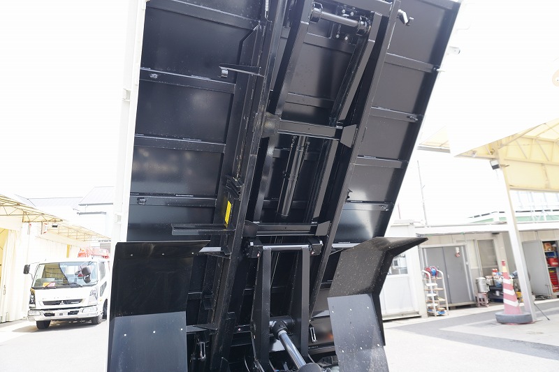（未使用）　デュトロ　「ワイド」　強化　ローダーダンプ　花見台製　三方開　積載３７００ｋｇ　ダンプピン　左電格ミラー　坂道発進補助　ルームミラー型バックカメラ　クリアランスソナー　ＬＥＤヘッドライト＆フォグランプ　衝突軽減ブレーキ　車線逸脱警報　寒冷地仕様　６速ＭＴ！車検「Ｒ８年７月まで！」25