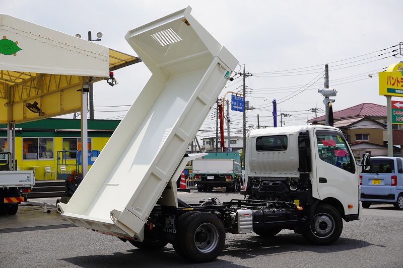 （未使用）　デュトロ　「ワイド」　強化　ローダーダンプ　花見台製　三方開　積載３７００ｋｇ　ダンプピン　左電格ミラー　坂道発進補助　ルームミラー型バックカメラ　クリアランスソナー　ＬＥＤヘッドライト＆フォグランプ　衝突軽減ブレーキ　車線逸脱警報　寒冷地仕様　６速ＭＴ！車検「Ｒ８年７月まで！」26
