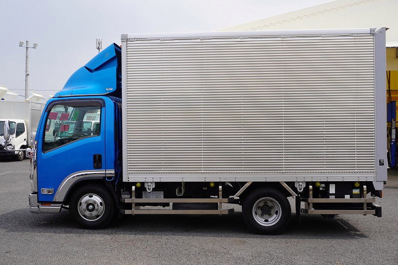 エルフ　「標準幅　セミロング」　アルミバン　積載２８５０ｋｇ　跳ね上げ式　パワーゲート　ラッシング３段　導風板　左電格ミラー　坂道発進補助　社外ナビ　フルセグＴＶ　バックカメラ　ＥＴＣ２．０　フォグランプ　メッキパーツ　日本フルハーフ製　６速ＭＴ！　車検「Ｒ８年３月まで！」1