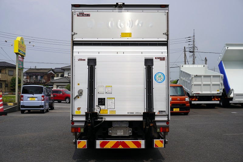 エルフ　「標準幅　セミロング」　アルミバン　積載２８５０ｋｇ　跳ね上げ式　パワーゲート　ラッシング３段　導風板　左電格ミラー　坂道発進補助　社外ナビ　フルセグＴＶ　バックカメラ　ＥＴＣ２．０　フォグランプ　メッキパーツ　日本フルハーフ製　６速ＭＴ！　車検「Ｒ８年３月まで！」2