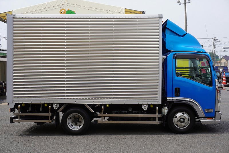 エルフ　「標準幅　セミロング」　アルミバン　積載２８５０ｋｇ　跳ね上げ式　パワーゲート　ラッシング３段　導風板　左電格ミラー　坂道発進補助　社外ナビ　フルセグＴＶ　バックカメラ　ＥＴＣ２．０　フォグランプ　メッキパーツ　日本フルハーフ製　６速ＭＴ！　車検「Ｒ８年３月まで！」3