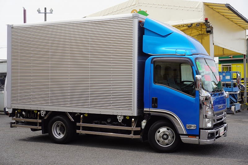 エルフ　「標準幅　セミロング」　アルミバン　積載２８５０ｋｇ　跳ね上げ式　パワーゲート　ラッシング３段　導風板　左電格ミラー　坂道発進補助　社外ナビ　フルセグＴＶ　バックカメラ　ＥＴＣ２．０　フォグランプ　メッキパーツ　日本フルハーフ製　６速ＭＴ！　車検「Ｒ８年３月まで！」4