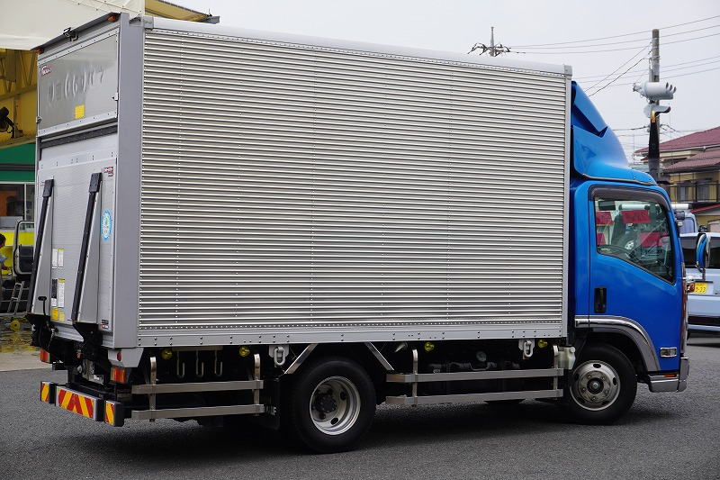エルフ　「標準幅　セミロング」　アルミバン　積載２８５０ｋｇ　跳ね上げ式　パワーゲート　ラッシング３段　導風板　左電格ミラー　坂道発進補助　社外ナビ　フルセグＴＶ　バックカメラ　ＥＴＣ２．０　フォグランプ　メッキパーツ　日本フルハーフ製　６速ＭＴ！　車検「Ｒ８年３月まで！」6