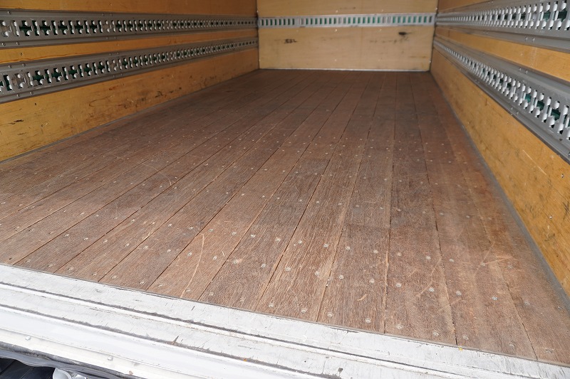 エルフ　「標準幅　セミロング」　アルミバン　積載２８５０ｋｇ　跳ね上げ式　パワーゲート　ラッシング３段　導風板　左電格ミラー　坂道発進補助　社外ナビ　フルセグＴＶ　バックカメラ　ＥＴＣ２．０　フォグランプ　メッキパーツ　日本フルハーフ製　６速ＭＴ！　車検「Ｒ８年３月まで！」20