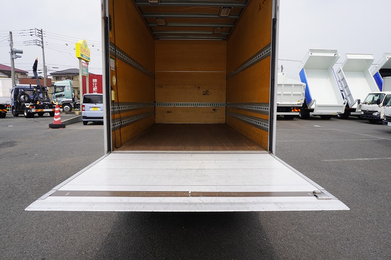 エルフ　「標準幅　セミロング」　アルミバン　積載２８５０ｋｇ　跳ね上げ式　パワーゲート　ラッシング３段　導風板　左電格ミラー　坂道発進補助　社外ナビ　フルセグＴＶ　バックカメラ　ＥＴＣ２．０　フォグランプ　メッキパーツ　日本フルハーフ製　６速ＭＴ！　車検「Ｒ８年３月まで！」23
