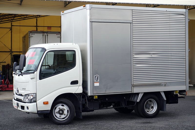 ダイナ　１０尺　アルミバン　積載２０００ｋｇ　サイドドア　ラッシング２段　床フック３対　９０度ストッパー　バックカメラ　ＥＴＣ　左電格ミラー　ＬＥＤヘッドライト　スマートキー　電動パーキングブレーキ　トヨタ車体製　ワンオーナー！ＡＴ車！