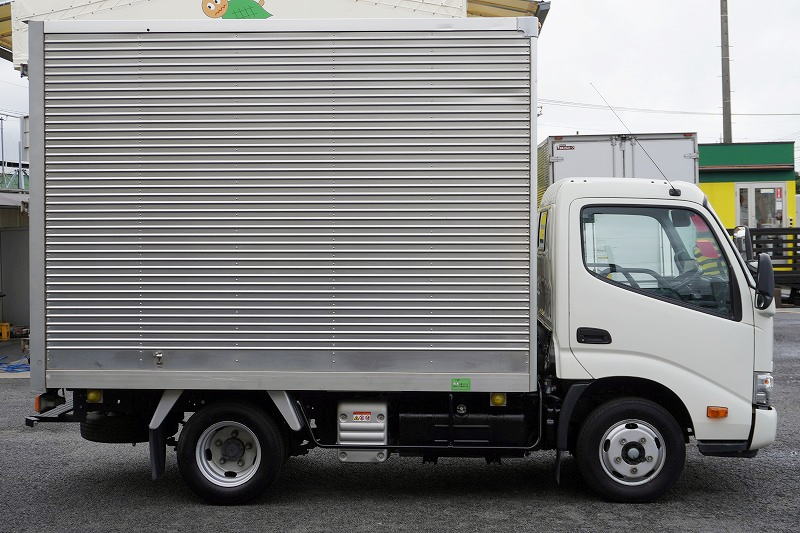 ダイナ　１０尺　アルミバン　積載２０００ｋｇ　サイドドア　ラッシング２段　床フック３対　９０度ストッパー　バックカメラ　ＥＴＣ　左電格ミラー　ＬＥＤヘッドライト　スマートキー　電動パーキングブレーキ　トヨタ車体製　ワンオーナー！ＡＴ車！3