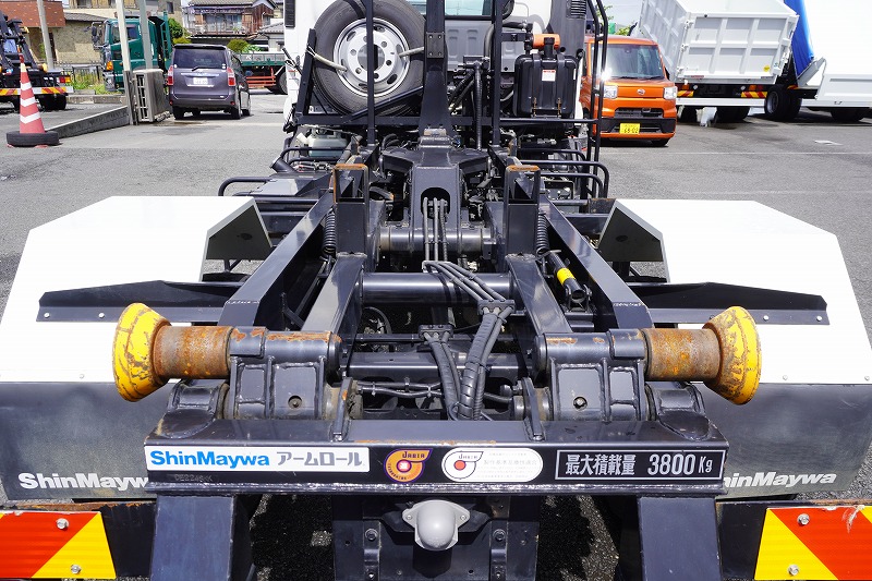 フォワード　４トン　「ベッドレス」　アームロール　新明和製　積載３８００ｋｇ　ツインシリンダー　キャブバックステップ　ＬＥＤヘッドライト＆フォグランプ　坂道発進補助　衝突軽減ブレーキ　車線逸脱警報　低走行！６速ＭＴ！　車検「Ｒ７年９月まで！」17