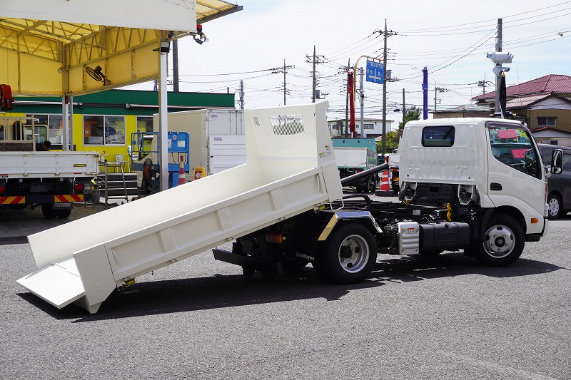 （未使用）　デュトロ　「標準幅」　強化　ローダーダンプ　Ｌゲート　新明和製　三方開　積載３０００ｋｇ　左電格ミラー　坂道発進補助　ルームミラー型バックカメラ　ＥＴＣ２．０　クリアランスソナー　ＬＥＤヘッドライト＆フォグランプ　衝突軽減ブレーキ　車線逸脱警報　６速ＭＴ！　車検「Ｒ８年１月まで！」
