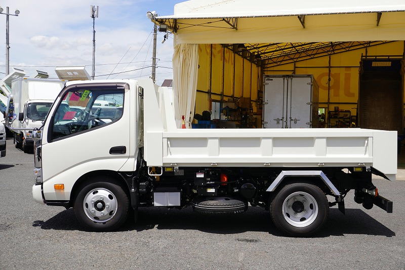 （未使用）　デュトロ　「標準幅」　強化　ローダーダンプ　Ｌゲート　新明和製　三方開　積載３０００ｋｇ　左電格ミラー　坂道発進補助　ルームミラー型バックカメラ　ＥＴＣ２．０　クリアランスソナー　ＬＥＤヘッドライト＆フォグランプ　衝突軽減ブレーキ　車線逸脱警報　６速ＭＴ！　車検「Ｒ８年１月まで！」1