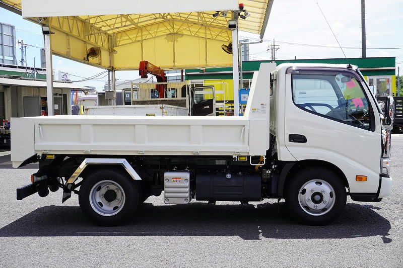（未使用）　デュトロ　「標準幅」　強化　ローダーダンプ　Ｌゲート　新明和製　三方開　積載３０００ｋｇ　左電格ミラー　坂道発進補助　ルームミラー型バックカメラ　ＥＴＣ２．０　クリアランスソナー　ＬＥＤヘッドライト＆フォグランプ　衝突軽減ブレーキ　車線逸脱警報　６速ＭＴ！　車検「Ｒ８年１月まで！」3