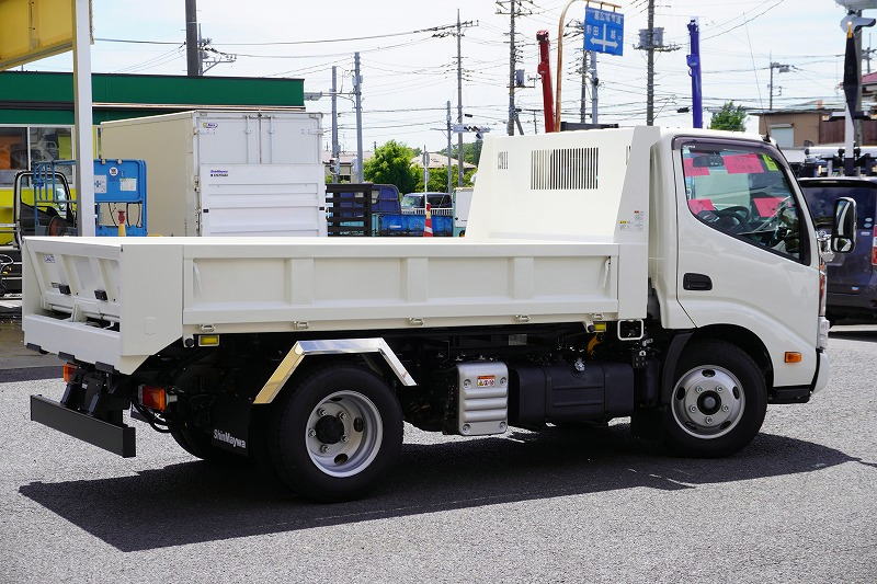 （未使用）　デュトロ　「標準幅」　強化　ローダーダンプ　Ｌゲート　新明和製　三方開　積載３０００ｋｇ　左電格ミラー　坂道発進補助　ルームミラー型バックカメラ　ＥＴＣ２．０　クリアランスソナー　ＬＥＤヘッドライト＆フォグランプ　衝突軽減ブレーキ　車線逸脱警報　６速ＭＴ！　車検「Ｒ８年１月まで！」6