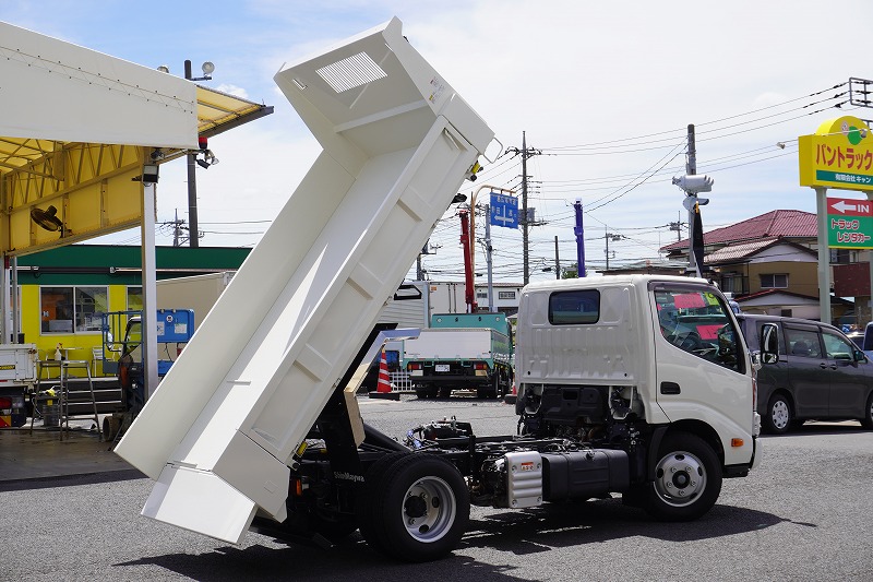 （未使用）　デュトロ　「標準幅」　強化　ローダーダンプ　Ｌゲート　新明和製　三方開　積載３０００ｋｇ　左電格ミラー　坂道発進補助　ルームミラー型バックカメラ　ＥＴＣ２．０　クリアランスソナー　ＬＥＤヘッドライト＆フォグランプ　衝突軽減ブレーキ　車線逸脱警報　６速ＭＴ！　車検「Ｒ８年１月まで！」25