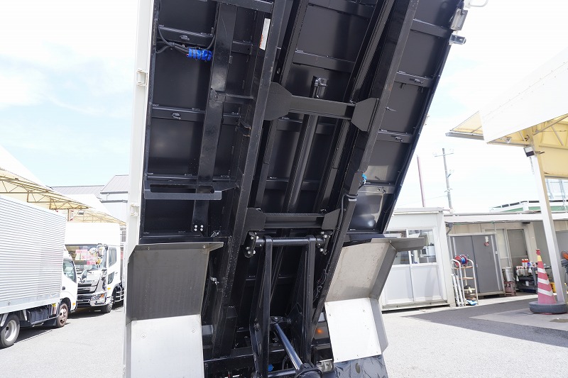 （未使用）　デュトロ　「標準幅」　強化　ローダーダンプ　Ｌゲート　新明和製　三方開　積載３０００ｋｇ　左電格ミラー　坂道発進補助　ルームミラー型バックカメラ　ＥＴＣ２．０　クリアランスソナー　ＬＥＤヘッドライト＆フォグランプ　衝突軽減ブレーキ　車線逸脱警報　６速ＭＴ！　車検「Ｒ８年１月まで！」27