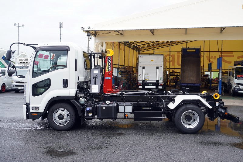 フォワード　４トン　「ベッドレス」　フックロール　極東製　積載３６５０ｋｇ　ツインシリンダー　キャブバックステップ　ＬＥＤヘッドライト＆フォグランプ　　ＥＴＣ　坂道発進補助　衝突軽減ブレーキ　車線逸脱警報　高年式！低走行！６速ＭＴ！　車検「Ｒ７年９月まで！」1