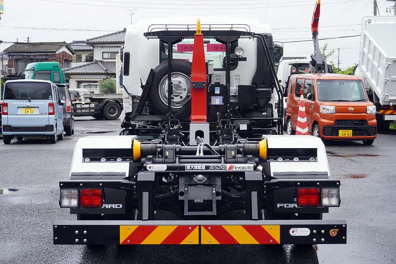 フォワード　４トン　「ベッドレス」　フックロール　極東製　積載３６５０ｋｇ　ツインシリンダー　キャブバックステップ　ＬＥＤヘッドライト＆フォグランプ　　ＥＴＣ　坂道発進補助　衝突軽減ブレーキ　車線逸脱警報　高年式！低走行！６速ＭＴ！　車検「Ｒ７年９月まで！」2