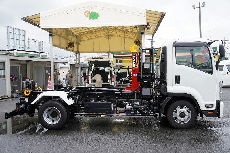 フォワード　４トン　「ベッドレス」　フックロール　極東製　積載３６５０ｋｇ　ツインシリンダー　キャブバックステップ　ＬＥＤヘッドライト＆フォグランプ　　ＥＴＣ　坂道発進補助　衝突軽減ブレーキ　車線逸脱警報　高年式！低走行！６速ＭＴ！　車検「Ｒ７年９月まで！」3