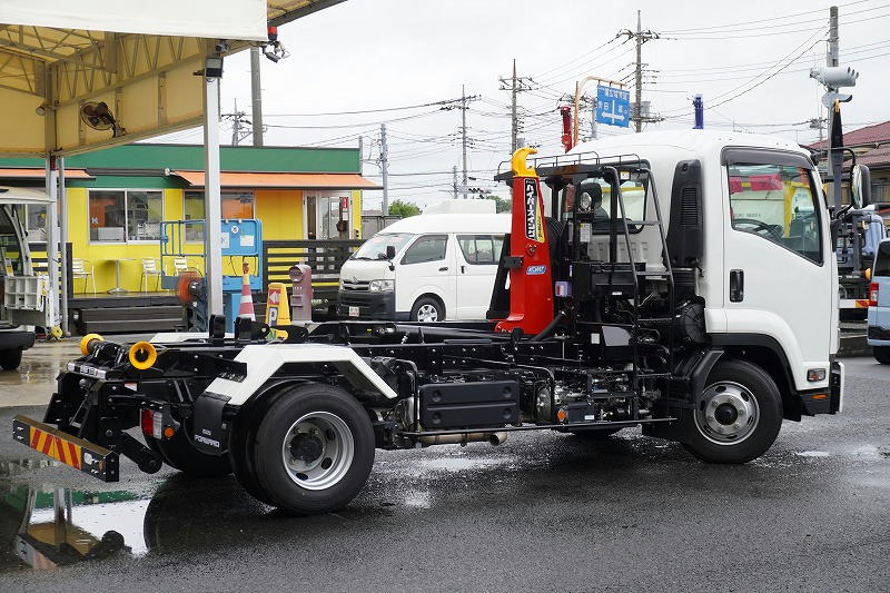 フォワード　４トン　「ベッドレス」　フックロール　極東製　積載３６５０ｋｇ　ツインシリンダー　キャブバックステップ　ＬＥＤヘッドライト＆フォグランプ　　ＥＴＣ　坂道発進補助　衝突軽減ブレーキ　車線逸脱警報　高年式！低走行！６速ＭＴ！　車検「Ｒ７年９月まで！」6