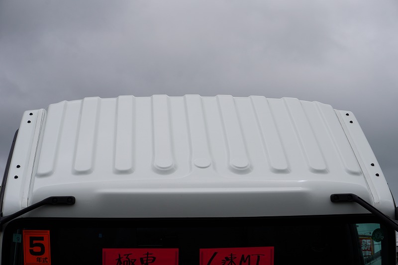 フォワード　４トン　「ベッドレス」　フックロール　極東製　積載３６５０ｋｇ　ツインシリンダー　キャブバックステップ　ＬＥＤヘッドライト＆フォグランプ　　ＥＴＣ　坂道発進補助　衝突軽減ブレーキ　車線逸脱警報　高年式！低走行！６速ＭＴ！　車検「Ｒ７年９月まで！」11