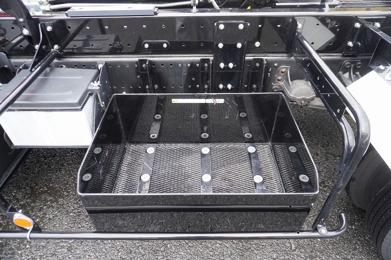 フォワード　４トン　「ベッドレス」　フックロール　極東製　積載３６５０ｋｇ　ツインシリンダー　キャブバックステップ　ＬＥＤヘッドライト＆フォグランプ　　ＥＴＣ　坂道発進補助　衝突軽減ブレーキ　車線逸脱警報　高年式！低走行！６速ＭＴ！　車検「Ｒ７年９月まで！」12