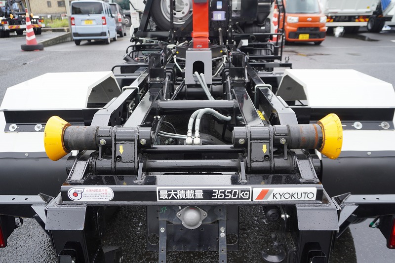 フォワード　４トン　「ベッドレス」　フックロール　極東製　積載３６５０ｋｇ　ツインシリンダー　キャブバックステップ　ＬＥＤヘッドライト＆フォグランプ　　ＥＴＣ　坂道発進補助　衝突軽減ブレーキ　車線逸脱警報　高年式！低走行！６速ＭＴ！　車検「Ｒ７年９月まで！」17