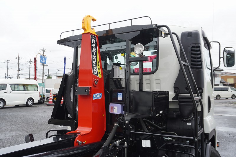 フォワード　４トン　「ベッドレス」　フックロール　極東製　積載３６５０ｋｇ　ツインシリンダー　キャブバックステップ　ＬＥＤヘッドライト＆フォグランプ　　ＥＴＣ　坂道発進補助　衝突軽減ブレーキ　車線逸脱警報　高年式！低走行！６速ＭＴ！　車検「Ｒ７年９月まで！」18