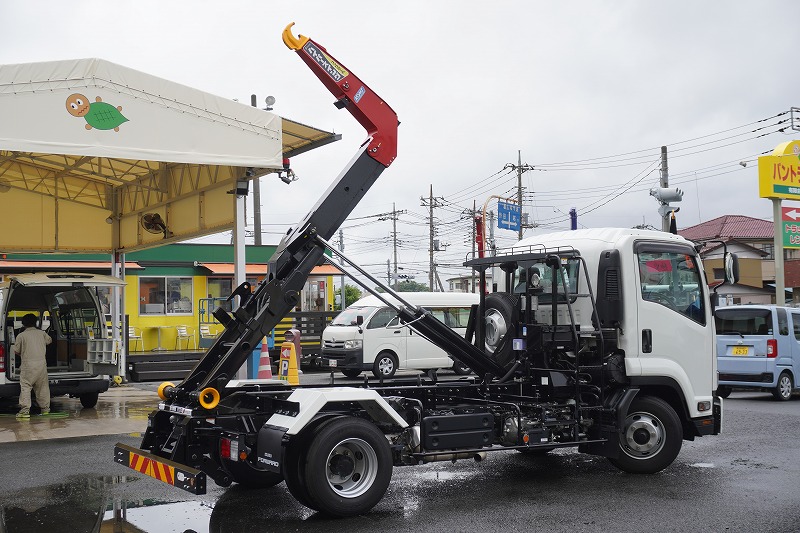 フォワード　４トン　「ベッドレス」　フックロール　極東製　積載３６５０ｋｇ　ツインシリンダー　キャブバックステップ　ＬＥＤヘッドライト＆フォグランプ　　ＥＴＣ　坂道発進補助　衝突軽減ブレーキ　車線逸脱警報　高年式！低走行！６速ＭＴ！　車検「Ｒ７年９月まで！」19