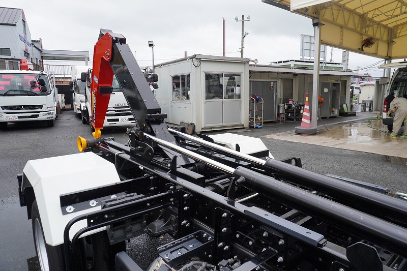 フォワード　４トン　「ベッドレス」　フックロール　極東製　積載３６５０ｋｇ　ツインシリンダー　キャブバックステップ　ＬＥＤヘッドライト＆フォグランプ　　ＥＴＣ　坂道発進補助　衝突軽減ブレーキ　車線逸脱警報　高年式！低走行！６速ＭＴ！　車検「Ｒ７年９月まで！」22