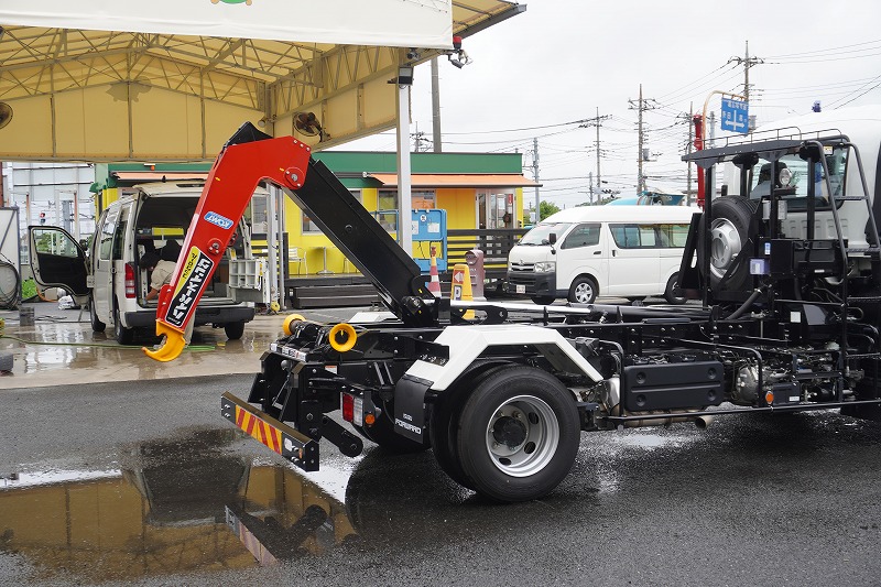 フォワード　４トン　「ベッドレス」　フックロール　極東製　積載３６５０ｋｇ　ツインシリンダー　キャブバックステップ　ＬＥＤヘッドライト＆フォグランプ　　ＥＴＣ　坂道発進補助　衝突軽減ブレーキ　車線逸脱警報　高年式！低走行！６速ＭＴ！　車検「Ｒ７年９月まで！」24