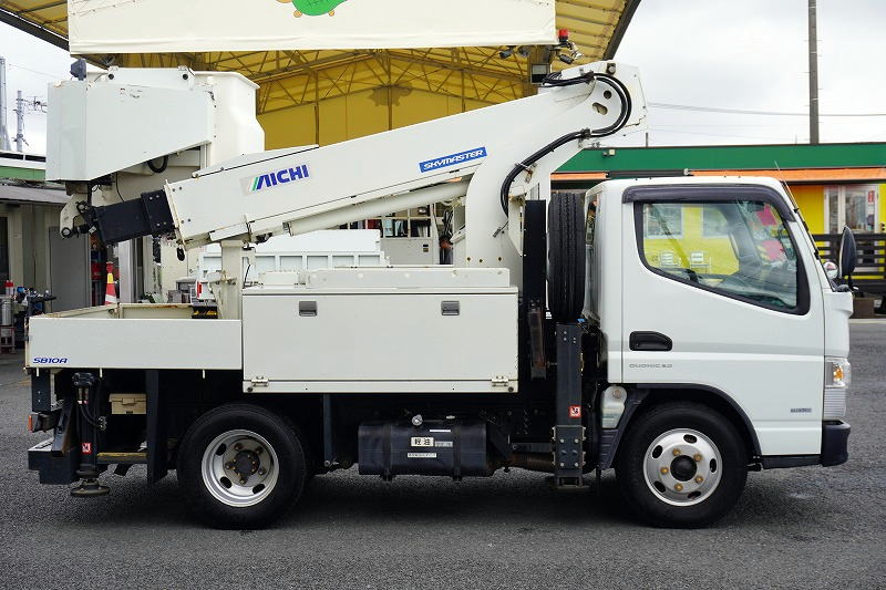 キャンター　高所作業車　アイチ製（ＳＢ１０Ａ）　最大地上高９．７ｍ　ＦＲＰバケット　バケット積載荷重２００ｋｇ　積載３００ｋｇ　工具入れ　ジョイスティックタイプ　アワーメーター：２１３５ｈ　左電格ミラー　社外ナビ　バックカメラ　フォグランプ　通信工事仕様！ＡＴ車！3