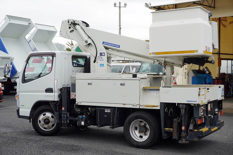 キャンター　高所作業車　アイチ製（ＳＢ１０Ａ）　最大地上高９．７ｍ　ＦＲＰバケット　バケット積載荷重２００ｋｇ　積載３００ｋｇ　工具入れ　ジョイスティックタイプ　アワーメーター：２１３５ｈ　左電格ミラー　社外ナビ　バックカメラ　フォグランプ　通信工事仕様！ＡＴ車！5