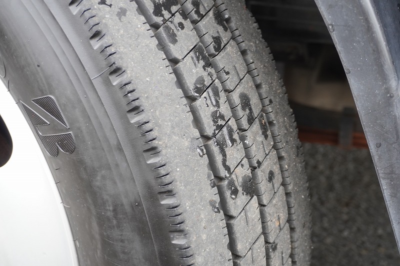 キャンター　高所作業車　アイチ製（ＳＢ１０Ａ）　最大地上高９．７ｍ　ＦＲＰバケット　バケット積載荷重２００ｋｇ　積載３００ｋｇ　工具入れ　ジョイスティックタイプ　アワーメーター：２１３５ｈ　左電格ミラー　社外ナビ　バックカメラ　フォグランプ　通信工事仕様！ＡＴ車！7