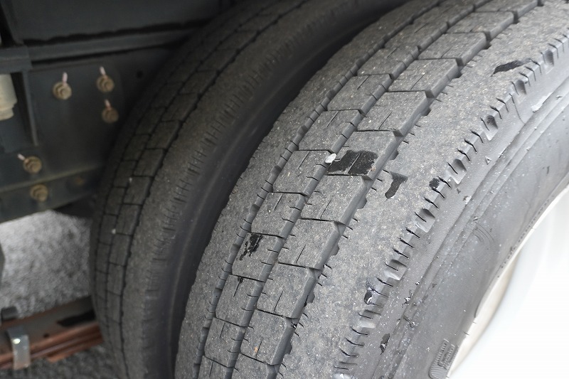 キャンター　高所作業車　アイチ製（ＳＢ１０Ａ）　最大地上高９．７ｍ　ＦＲＰバケット　バケット積載荷重２００ｋｇ　積載３００ｋｇ　工具入れ　ジョイスティックタイプ　アワーメーター：２１３５ｈ　左電格ミラー　社外ナビ　バックカメラ　フォグランプ　通信工事仕様！ＡＴ車！8