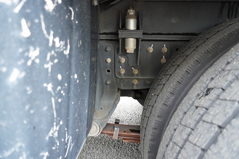 キャンター　高所作業車　アイチ製（ＳＢ１０Ａ）　最大地上高９．７ｍ　ＦＲＰバケット　バケット積載荷重２００ｋｇ　積載３００ｋｇ　工具入れ　ジョイスティックタイプ　アワーメーター：２１３５ｈ　左電格ミラー　社外ナビ　バックカメラ　フォグランプ　通信工事仕様！ＡＴ車！9