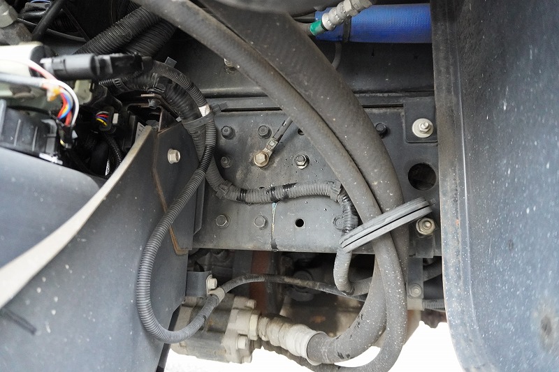 キャンター　高所作業車　アイチ製（ＳＢ１０Ａ）　最大地上高９．７ｍ　ＦＲＰバケット　バケット積載荷重２００ｋｇ　積載３００ｋｇ　工具入れ　ジョイスティックタイプ　アワーメーター：２１３５ｈ　左電格ミラー　社外ナビ　バックカメラ　フォグランプ　通信工事仕様！ＡＴ車！10
