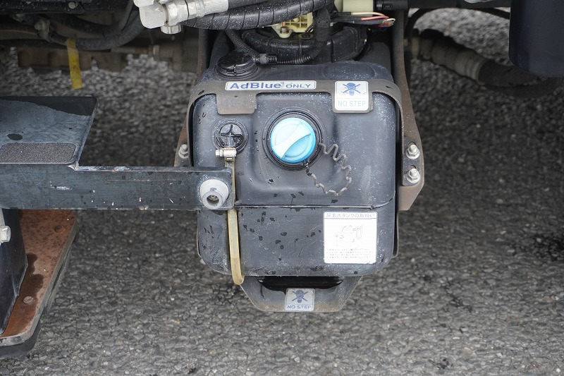 キャンター　高所作業車　アイチ製（ＳＢ１０Ａ）　最大地上高９．７ｍ　ＦＲＰバケット　バケット積載荷重２００ｋｇ　積載３００ｋｇ　工具入れ　ジョイスティックタイプ　アワーメーター：２１３５ｈ　左電格ミラー　社外ナビ　バックカメラ　フォグランプ　通信工事仕様！ＡＴ車！15