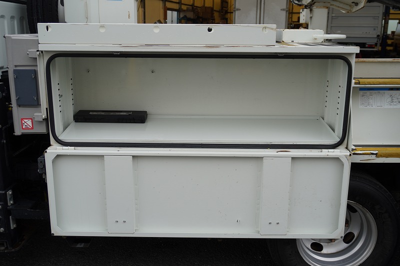 キャンター　高所作業車　アイチ製（ＳＢ１０Ａ）　最大地上高９．７ｍ　ＦＲＰバケット　バケット積載荷重２００ｋｇ　積載３００ｋｇ　工具入れ　ジョイスティックタイプ　アワーメーター：２１３５ｈ　左電格ミラー　社外ナビ　バックカメラ　フォグランプ　通信工事仕様！ＡＴ車！16