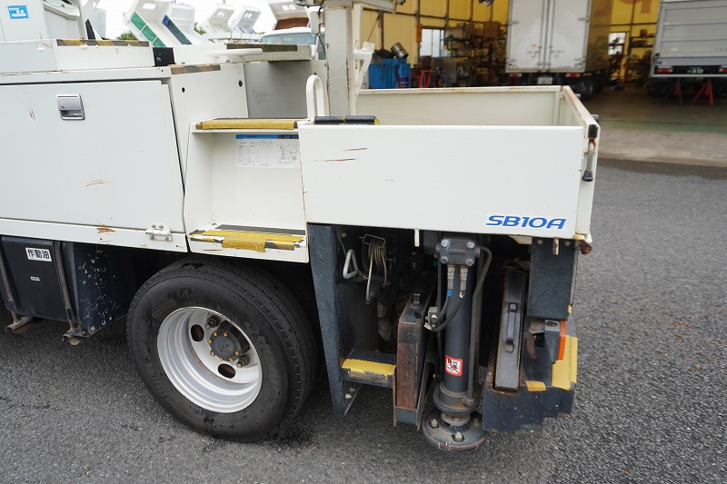 キャンター　高所作業車　アイチ製（ＳＢ１０Ａ）　最大地上高９．７ｍ　ＦＲＰバケット　バケット積載荷重２００ｋｇ　積載３００ｋｇ　工具入れ　ジョイスティックタイプ　アワーメーター：２１３５ｈ　左電格ミラー　社外ナビ　バックカメラ　フォグランプ　通信工事仕様！ＡＴ車！17