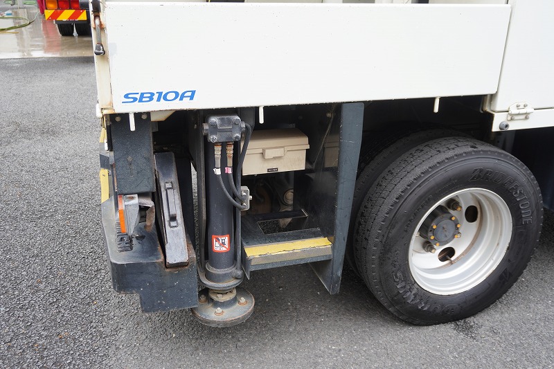 キャンター　高所作業車　アイチ製（ＳＢ１０Ａ）　最大地上高９．７ｍ　ＦＲＰバケット　バケット積載荷重２００ｋｇ　積載３００ｋｇ　工具入れ　ジョイスティックタイプ　アワーメーター：２１３５ｈ　左電格ミラー　社外ナビ　バックカメラ　フォグランプ　通信工事仕様！ＡＴ車！21