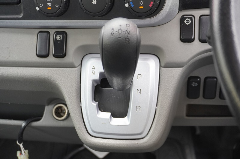 キャンター　高所作業車　アイチ製（ＳＢ１０Ａ）　最大地上高９．７ｍ　ＦＲＰバケット　バケット積載荷重２００ｋｇ　積載３００ｋｇ　工具入れ　ジョイスティックタイプ　アワーメーター：２１３５ｈ　左電格ミラー　社外ナビ　バックカメラ　フォグランプ　通信工事仕様！ＡＴ車！35