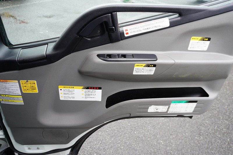 キャンター　高所作業車　アイチ製（ＳＢ１０Ａ）　最大地上高９．７ｍ　ＦＲＰバケット　バケット積載荷重２００ｋｇ　積載３００ｋｇ　工具入れ　ジョイスティックタイプ　アワーメーター：２１３５ｈ　左電格ミラー　社外ナビ　バックカメラ　フォグランプ　通信工事仕様！ＡＴ車！39