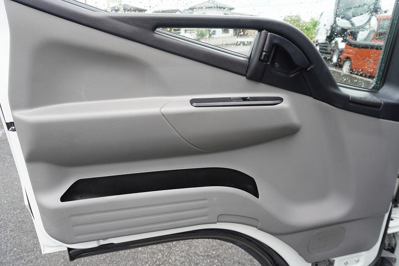 キャンター　高所作業車　アイチ製（ＳＢ１０Ａ）　最大地上高９．７ｍ　ＦＲＰバケット　バケット積載荷重２００ｋｇ　積載３００ｋｇ　工具入れ　ジョイスティックタイプ　アワーメーター：２１３５ｈ　左電格ミラー　社外ナビ　バックカメラ　フォグランプ　通信工事仕様！ＡＴ車！44