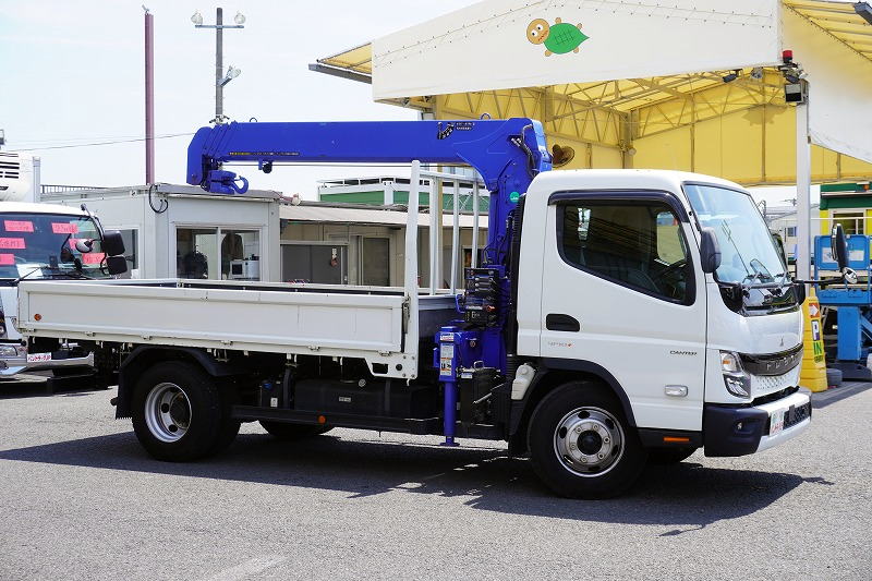 キャンター　「ワイドロング」　４段クレーン　積載３８５０ｋｇ　タダノ製　ラジコン　フックイン　２．９３ｔ吊　スタンション穴　落とし込みフック　ＥＴＣ２．０　左電格ミラー　ＬＥＤヘッドライト＆フォグランプ　スマートキー　衝突軽減ブレーキ　車線逸脱警報　５速ＭＴ！4
