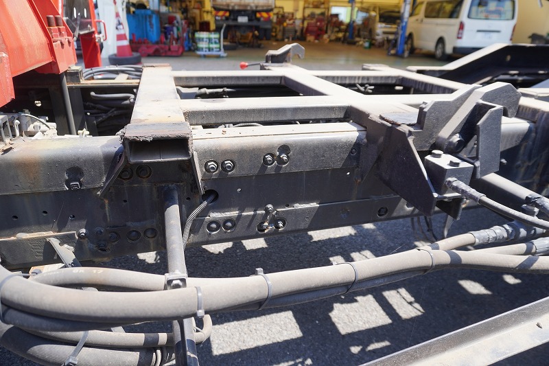 ファイター　増トン　「標準幅　ベッド付」　４段クレーン　セーフティローダー　ウインチ付き　積載６５００ｋｇ　古河ユニック製　２．９３ｔ吊　ラジコン　フックイン　差し違いアウトリガー　５．８ｍ長　リア油圧ゲート　荷台シマ板張り　スタンション穴　床フック　ＥＴＣ　メッキパーツ　６速ＭＴ！車検「Ｒ７年１０月まで！」11