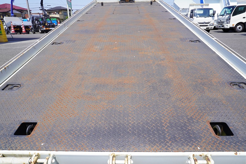 ファイター　増トン　「標準幅　ベッド付」　４段クレーン　セーフティローダー　ウインチ付き　積載６５００ｋｇ　古河ユニック製　２．９３ｔ吊　ラジコン　フックイン　差し違いアウトリガー　５．８ｍ長　リア油圧ゲート　荷台シマ板張り　スタンション穴　床フック　ＥＴＣ　メッキパーツ　６速ＭＴ！車検「Ｒ７年１０月まで！」14