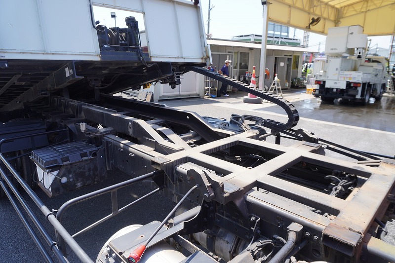 ファイター　増トン　「標準幅　ベッド付」　４段クレーン　セーフティローダー　ウインチ付き　積載６５００ｋｇ　古河ユニック製　２．９３ｔ吊　ラジコン　フックイン　差し違いアウトリガー　５．８ｍ長　リア油圧ゲート　荷台シマ板張り　スタンション穴　床フック　ＥＴＣ　メッキパーツ　６速ＭＴ！車検「Ｒ７年１０月まで！」19