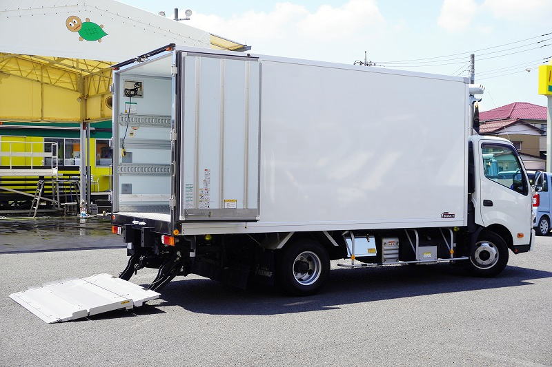 デュトロ　「ワイドロング」　冷蔵冷凍車　積載２９５０ｋｇ　格納パワーゲート　サイドドア　－３０度設定　荷台シマ板張り　ラッシング２段　左電格ミラー　ＬＥＤヘッドライト＆フォグランプ　バックカメラ　ＥＴＣ２．０　坂道発進補助　クリアランスソナー　衝突軽減ブレーキ　車線逸脱警報　６速ＭＴ！　車検「Ｒ７年１１月まで！」フロント画像
